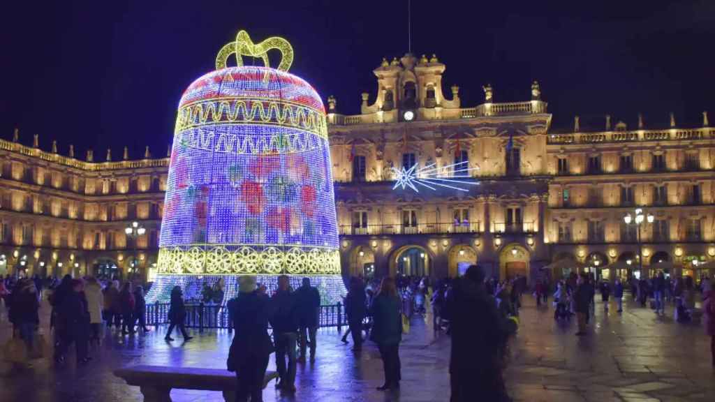 La Plaza Mayor de Salamanca iluminada con una gran campana