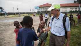 El sacerdote burgalés Honorato Alonso saluda a varios niños en el Congo