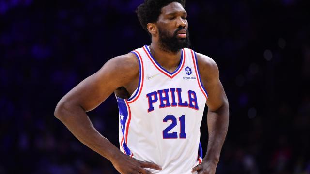 Joel Embiid en un partido con los Philadelphia 76ers