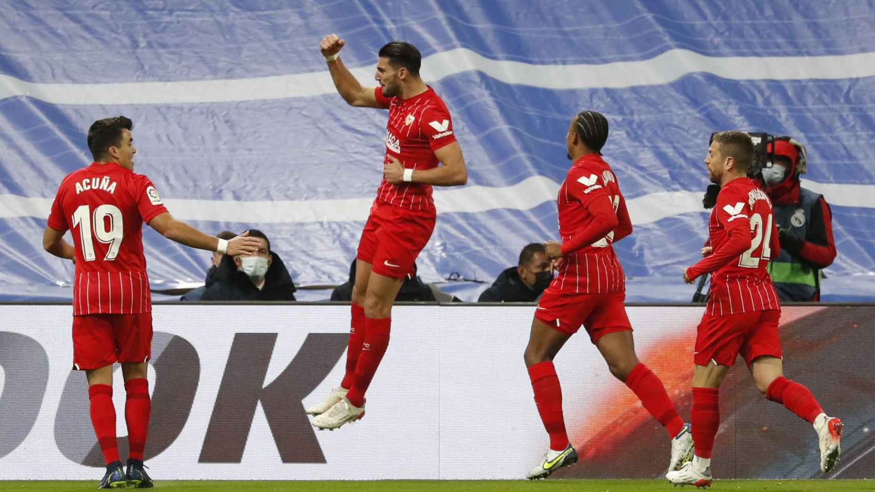 Rafa Mir celebra con sus compañeros del Sevilla su gol al Real Madrid