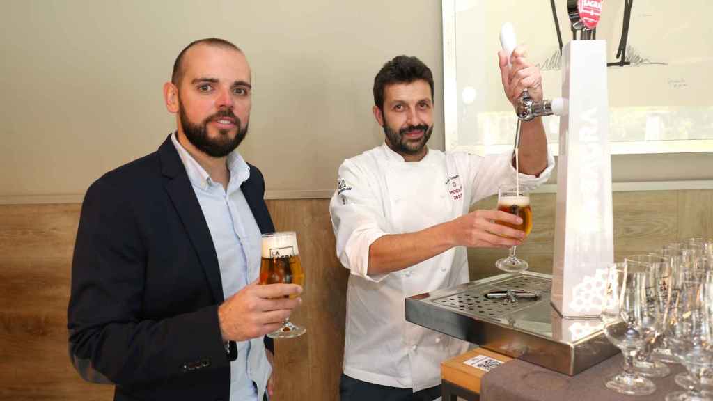 Carlos Guerra, fundador de Cerveza La Sagra, y el chef toledano Iván Cerdeño junto al nuevo grifo.