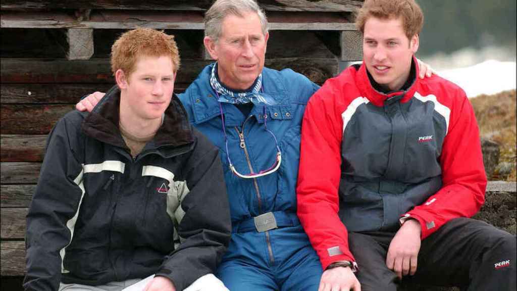El príncipe Carlos con sus hijos, Harry y Guillermo, en una imagen de archivo.