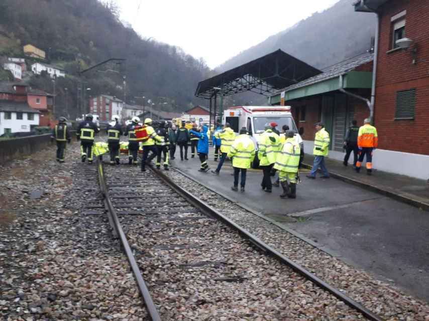 Tareas de emergencia a consecuencia del descarrilamiento del tren