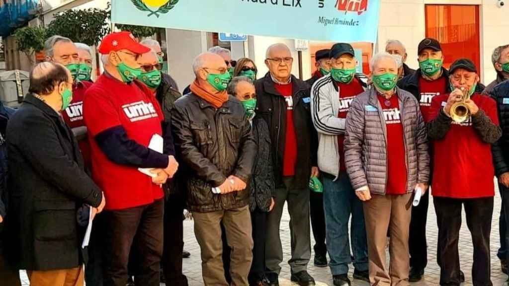 Justo Medrano, con gorra roja; a su izquierda Francis Mojica y en el centro el empresario Juan Perán, entre otras personalidades, este lunes.
