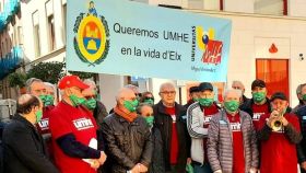 Justo Medrano, con gorra roja; a su izquierda Francis Mojica y en el centro el empresario Juan Perán, entre otras personalidades, este lunes.
