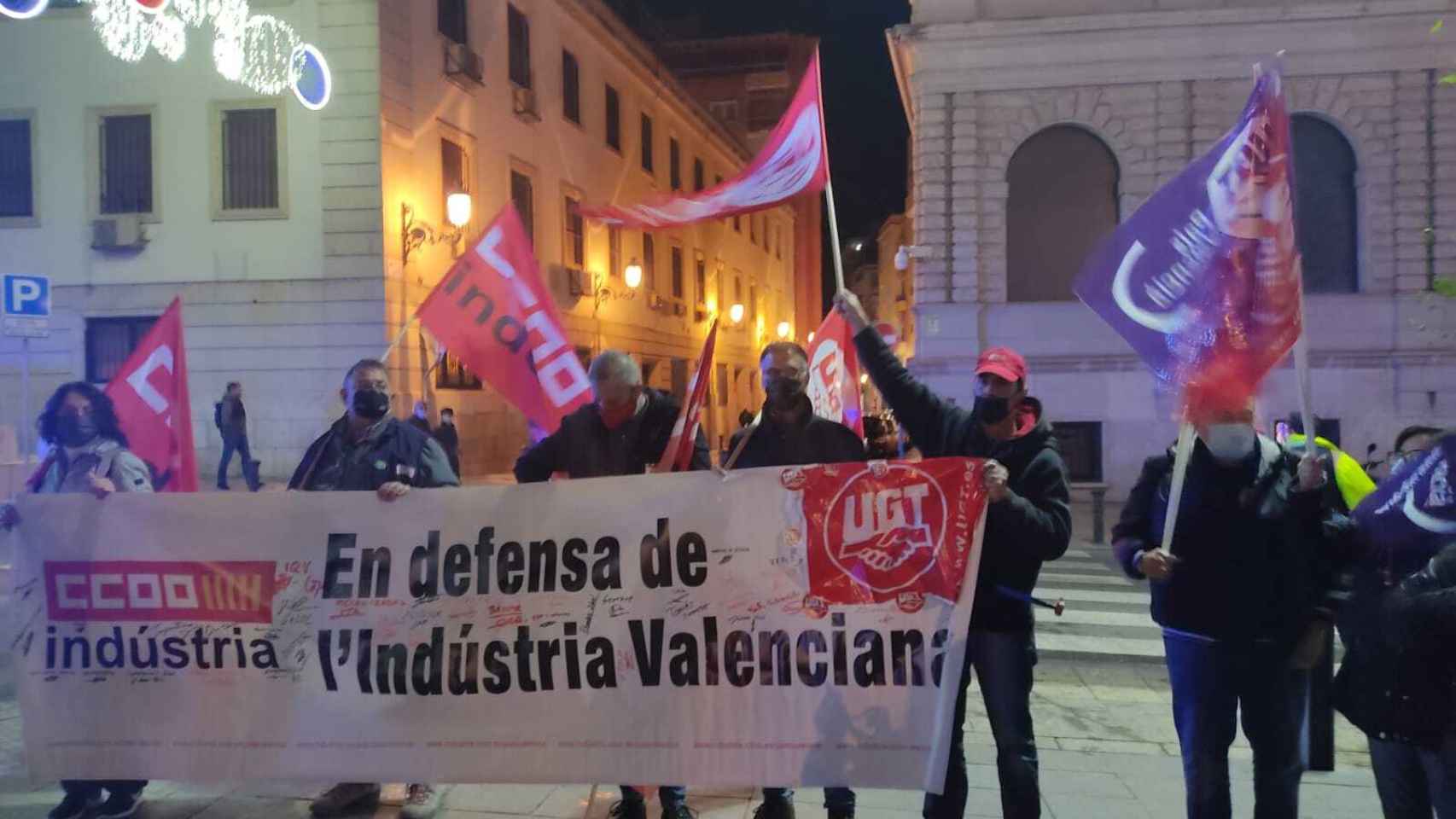 Representantes sindicales y trabajadores se manifestaron en Alicante  la semana pasada.