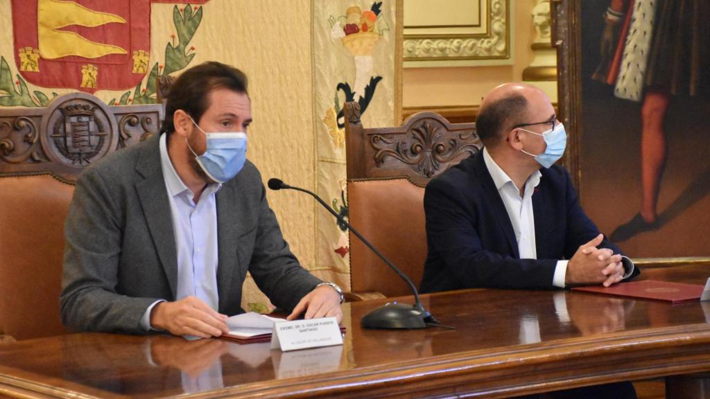 Óscar Puente acompañado de Luis Vélez durante una rueda de prensa