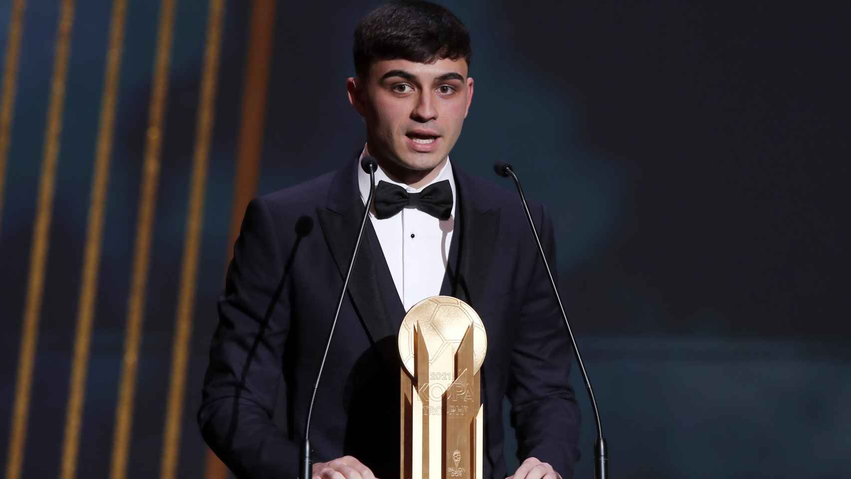Pedri González gana el Trofeo Raymond Kopa 2021 al mejor futbolista joven del año