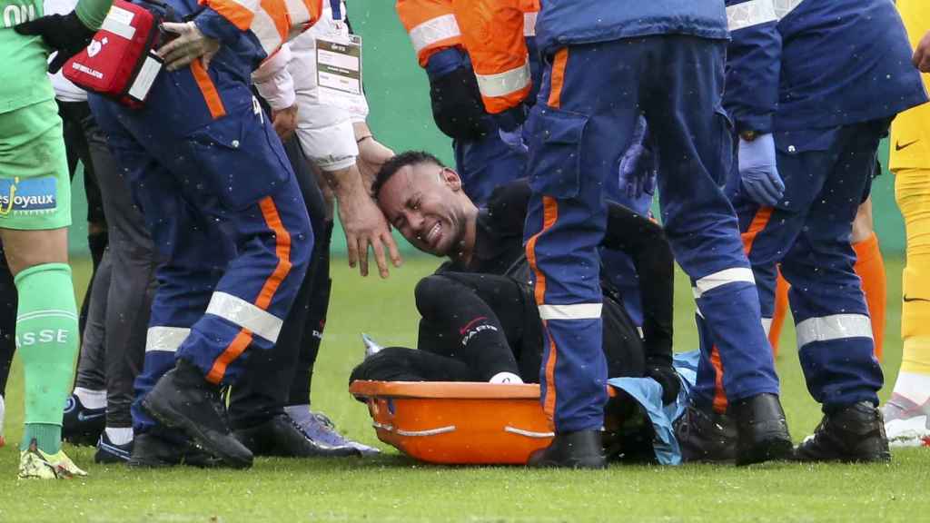 Neymar, retirado en camilla tras su lesión de tobillo