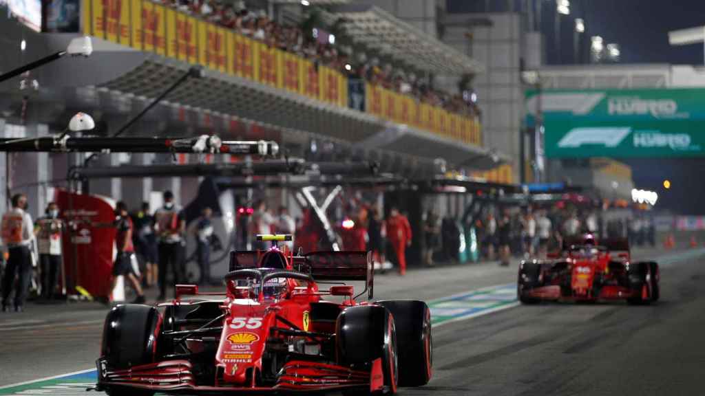 Carlos Sainz y Charles Leclerc rodando en el circuito de Losail en Catar