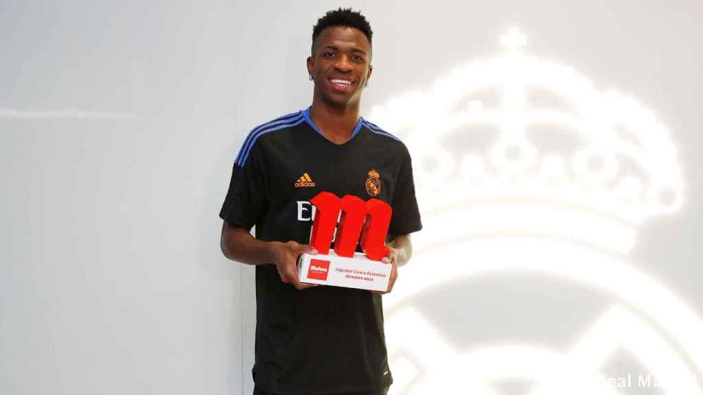 Vinicius Júnior, con su premio Cinco Estrellas Mahou al mejor jugador de octubre