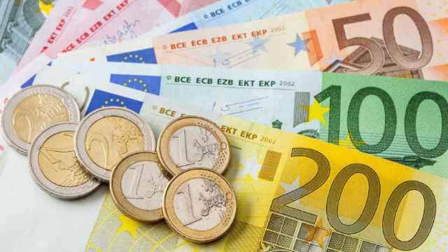 Billetes y monedas de euro de distintas denominaciones.