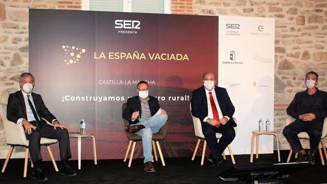 Javier López, a la izquierda, durante su participación en el 'Foro por la España Vaciada'.