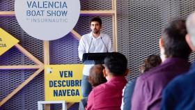 David Ribó, durante la exposición de su proyecto para electrificar las barcas de la Albufera en la Marina de Valencia. EE