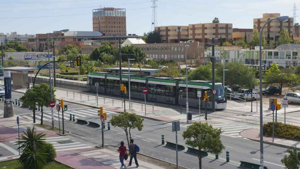 Uno de los trenes del Metro de Málaga, a su paso por el tramo en superficie de la Universidad.