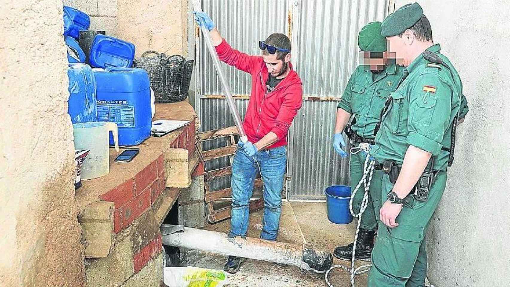 Unos guardias civiles durante una inspección a una finca agrícola en el 'caso Topillo'.