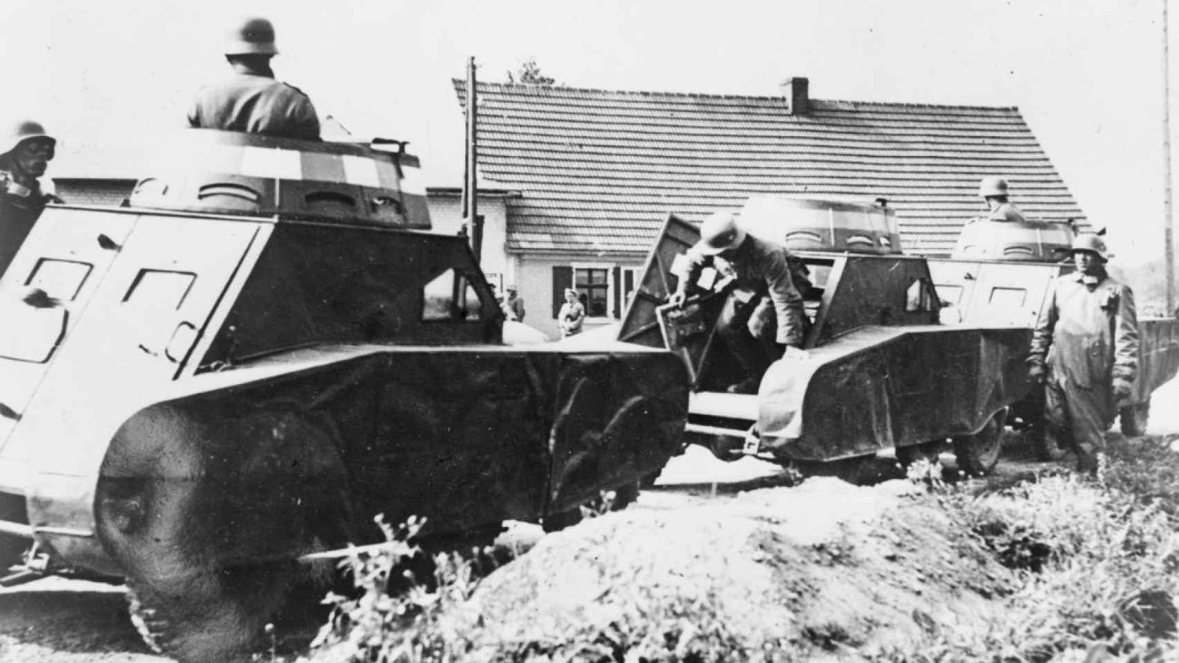 La Reichswehr no podía fabricar tanques por las presiones de Versalles. Para las maniobras militares usaban blindado de pega.