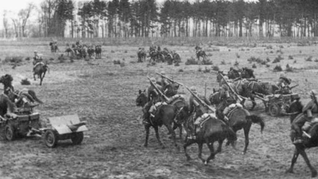 Los restos de la batalla de Bzura durante la invasión de Polonia. El ejército defensor intentó romper la punta de lanza blindada con infantería a caballo.