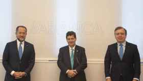 De izquierda a derecha en la imagen, el presidente de ABANCA, Juan Carlos Escotet Rodríguez, el consejero delegado de Novo Banco, Antonio Ramalho, y el consejero delegado de ABANCA, Francisco Botas