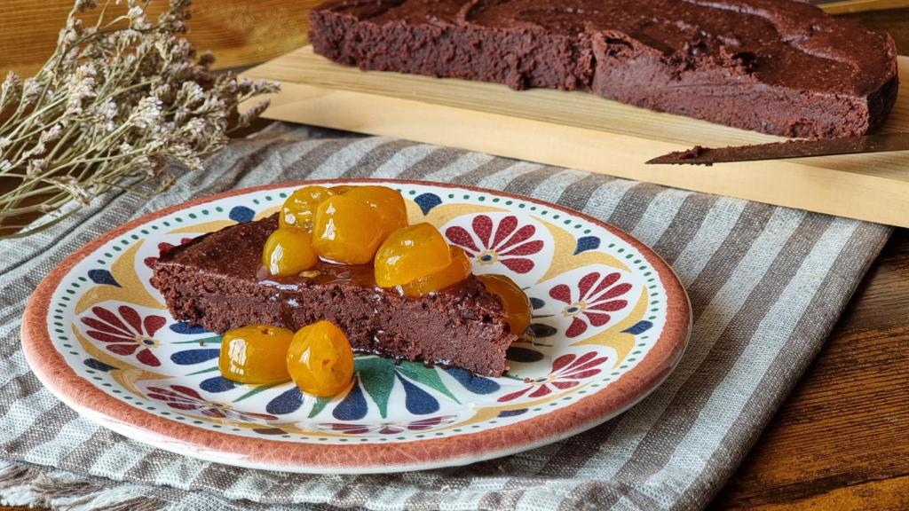 Pastel de chocolate y almendra con fruta confitada, receta de postre sin  gluten