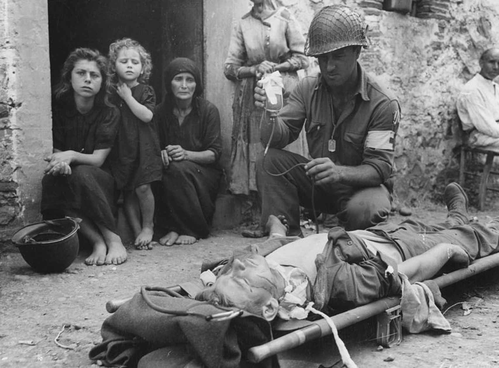Un soldado estadounidense herido en Sicilia.