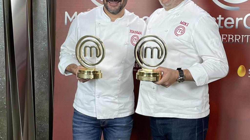 Juanma Castaño y Miki Nadal, con sus trofeos.