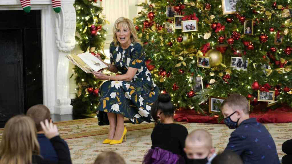 Jill Biden posa junto al árbol de Navidad de la Casa Blanca.
