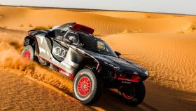 Carlos Sainz probando su Audi para el Rally Dakar 2022