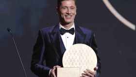 Robert Lewandowski, con el premio a mejor goleador del año en la gala del Balón de Oro 2021
