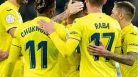 Piña de los jugadores del Villarreal para celebrar un gol en la Copa del Rey 2021/2022