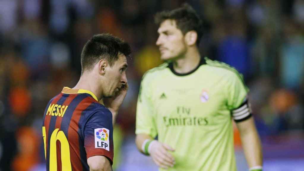 Messi e Iker Casillas, durante un Clásico