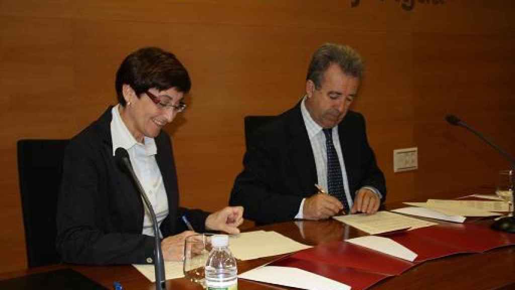 La presidenta de la Confederación Hidrográfica del Segura, María Rosario Quesada, junto al consejero de Agricultura y Agua, Antonio Cerdá,  firmando un convenio.