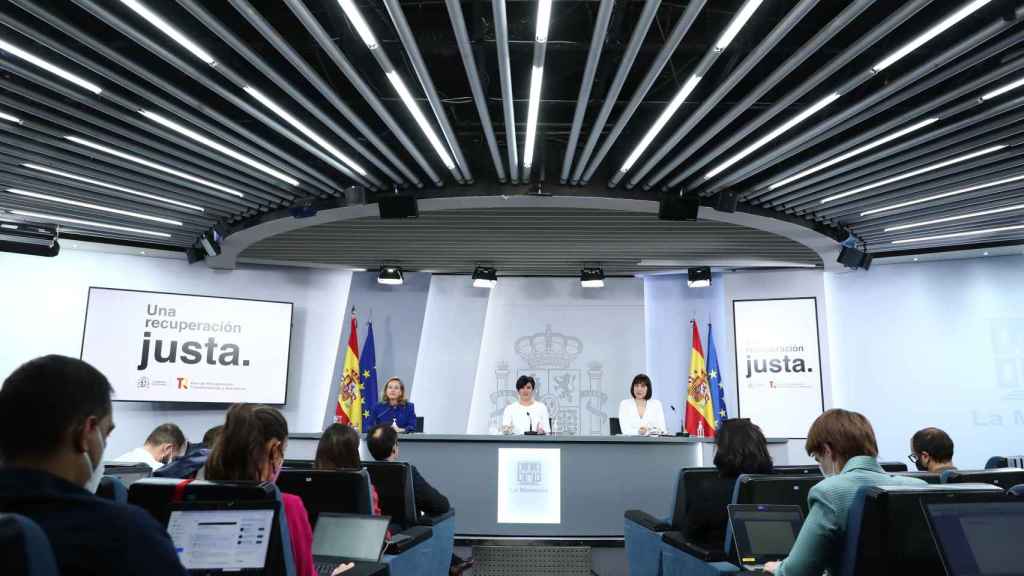 La vicepresidenta primera, Nadia calviño, la ministra portavoz, Isabel Rodríguez, y la titular de Ciencia, Diana Morant, en Moncloa.