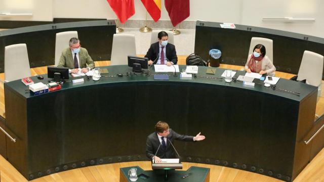 El alcalde de Madrid, José Luis Martínez-Almeida, interviene en la sesión plenaria del Ayuntamiento de Madrid de este martes.