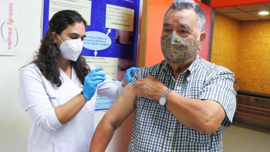 Un hombre acude a vacunarse a un centro sanitario de Castilla-La Mancha. FOTO: Junta de Castilla-La Mancha.