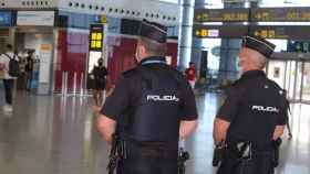 Dos agentes de la Policía Nacional en el aeropuerto de Málaga-Costa del Sol.