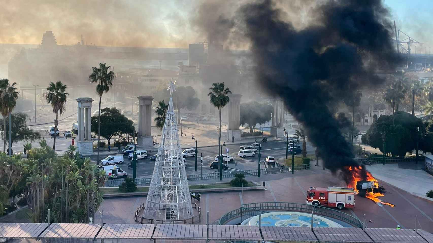 Vista aérea del vehículo en llamas.