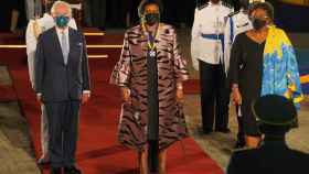 El príncipe Carlos al lado de la presidenta de la República de Barbados, Sandra Mason.