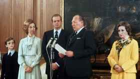 Don Juan de Borbón pronuncia un discurso frente a su hijo, Juan Carlos I.