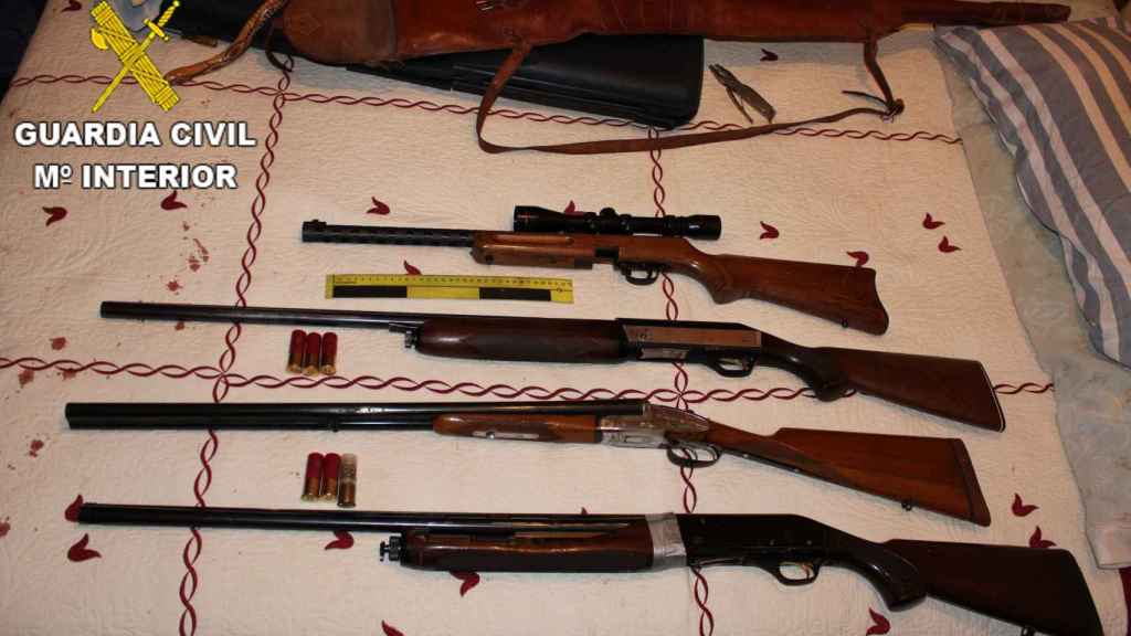 Algunas de las  armas incautadas en uno de los registros.
