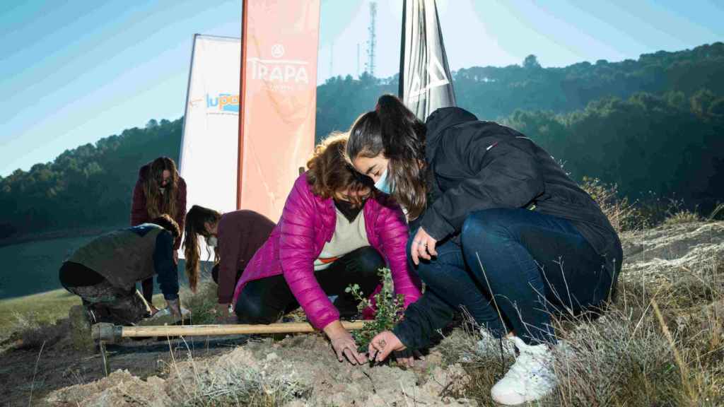 Dos mujeres plantan un árbol en Villamuriel de Cerrato