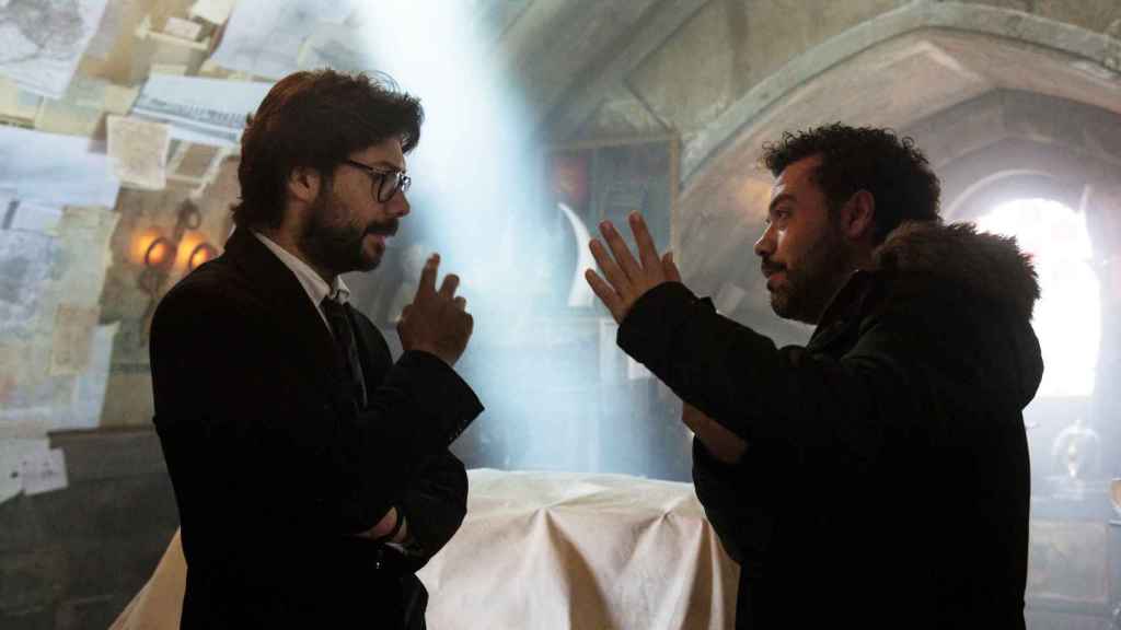 Álvaro Morte y Jesús Colmenar en el rodaje de la serie.