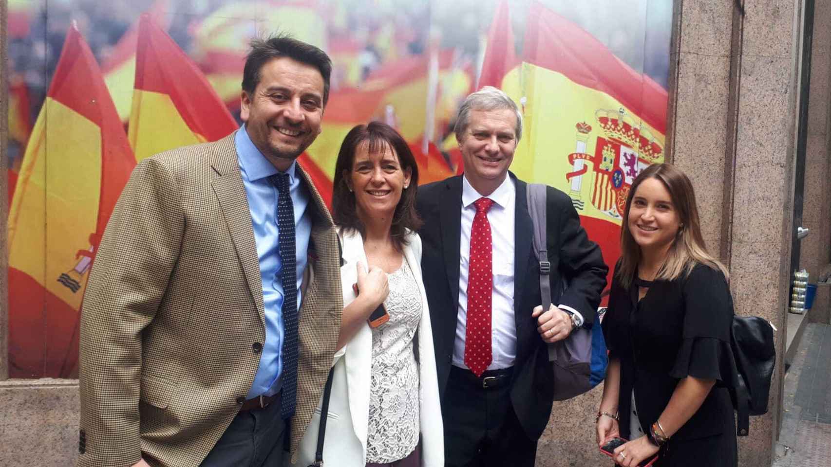 José Antonio Kast en el centro, acompañado a la derecha por su mujer Pía Adriasola y Alejandro Martini, dirigente del Partido Republicano. A la derecha, Carolina Araya, su jefa de Prens.