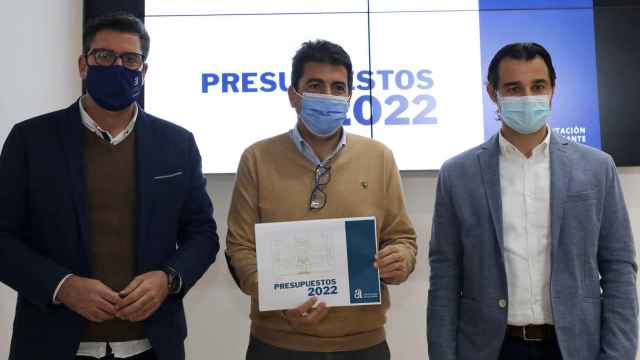 Carlos Mazón, el diputado de Presidencia y Economía, Eduardo Dolón y el de Infraestructuras, Javier Gutiérrez.