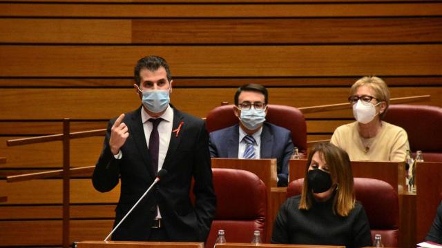 Luis Tudanca en el pleno de las Cortes