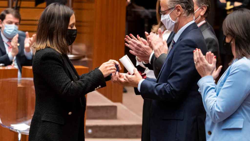Luis Fuente entrega el reconocimiento a Pilar Mateos, hija de médico fallecido