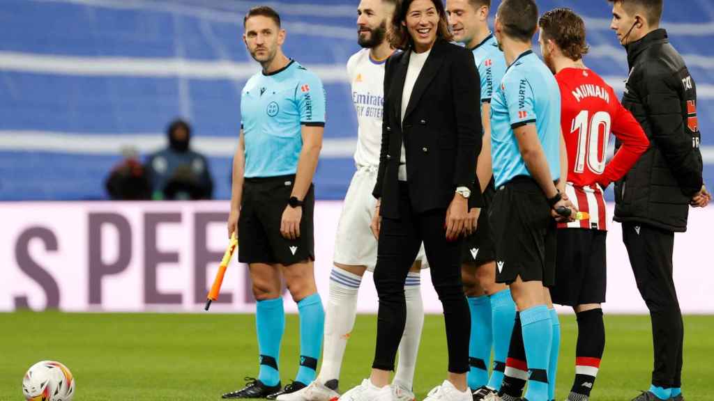 Garbiñe Muguruza realiza el saque de honor en el Real Madrid - Athletic Club