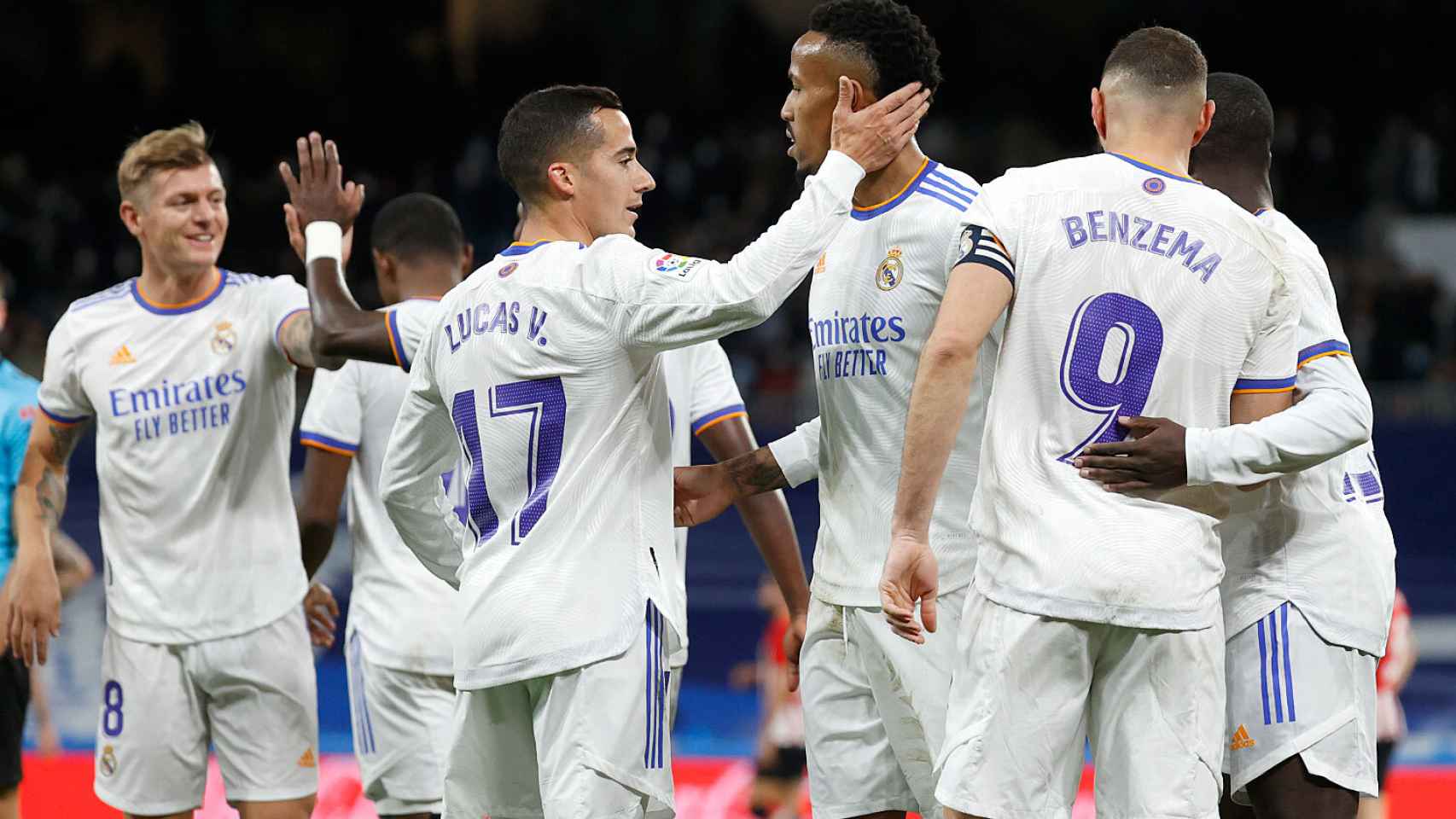 Karim Benzema celebra con los jugadores del Real Madrid su gol al Athletic