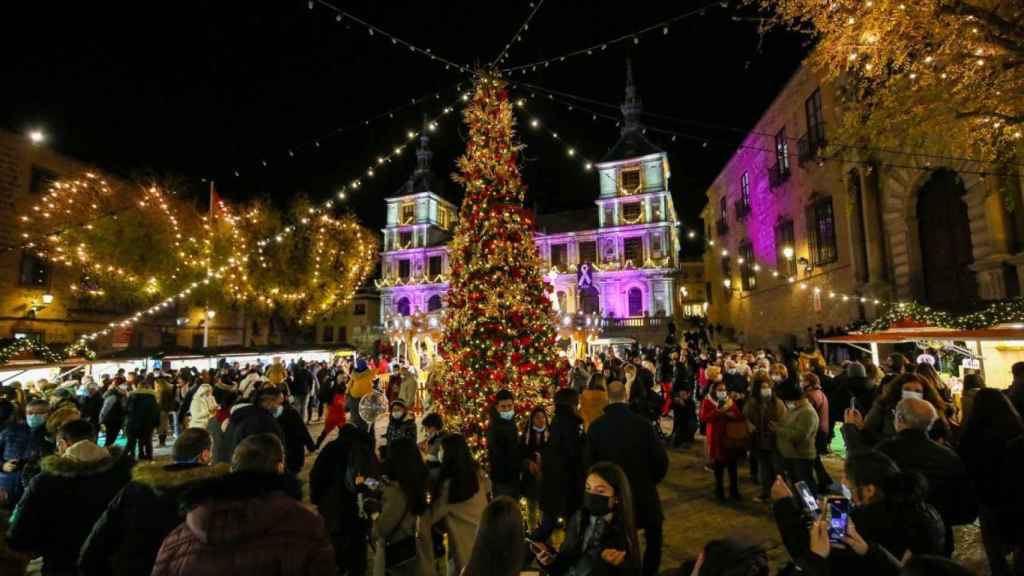 La plaza del Ayuntamiento de Toledo, decorada por Navidad.