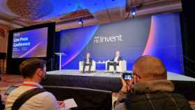 Adam Selipsky, CEO de AWS, y David Solomon, CEO de Goldman Sachs, sobre el escenario en la primera jornada de re:Invent 2021.